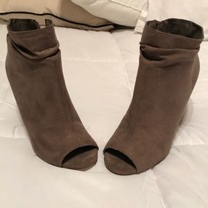 Peep toe, block heel, slouch bootie 🔥